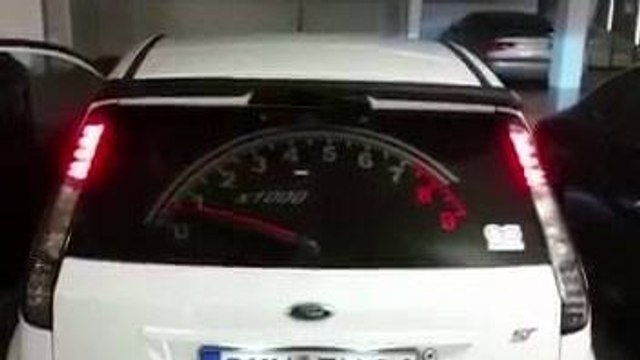 Compte-tours sur un pare-brise arrière