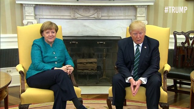 ¿Incómodo momento? Trump no presta a atención a Angela Merkel cuando le pide un apretón de manos
