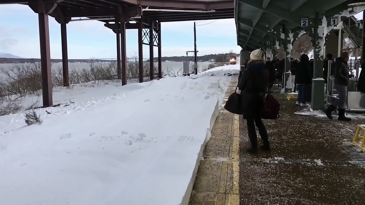 Amtrak Train Slams Passengers With Snow - Rhinecliff (New york)