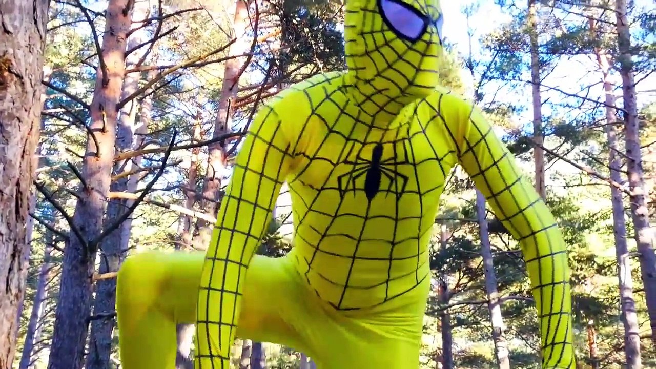 SPIDERMAN vs JOKER! Joker Poo Colored Balls w/ Pink Spidergirl Frozen Elsa - Fun Superhero