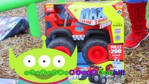 SUPERMAN vs SPIDERMAN POWER WHEELS RACE GIANT SURPRISE TOYS KIDS opening PLAYTIME AT THE PARK batman-b37uqWS1wBM