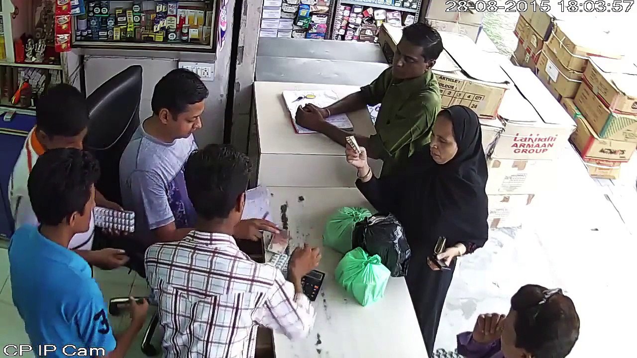 Viral Video! Lady thief caught on CCTV Camera footage in Medical Store - Meerut (1)