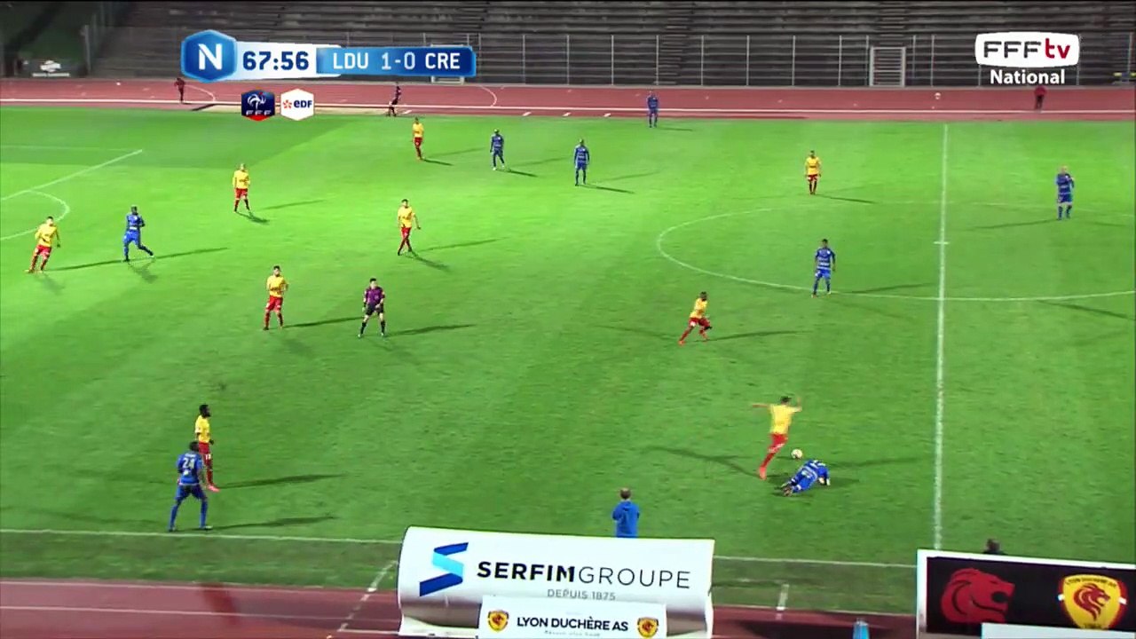 Belle action sur une glissade du défenseur, mais le lob passe au dessus