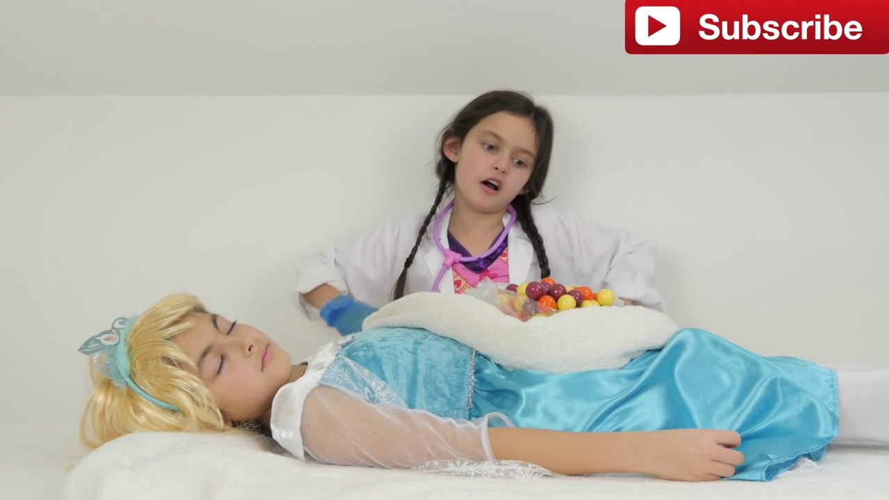 DOC MCSTUFFINS GIVES FROZEN ELSA SURGERY & Bad Baby Dr. FUN TOYS TO SEE Family Video-SxPE