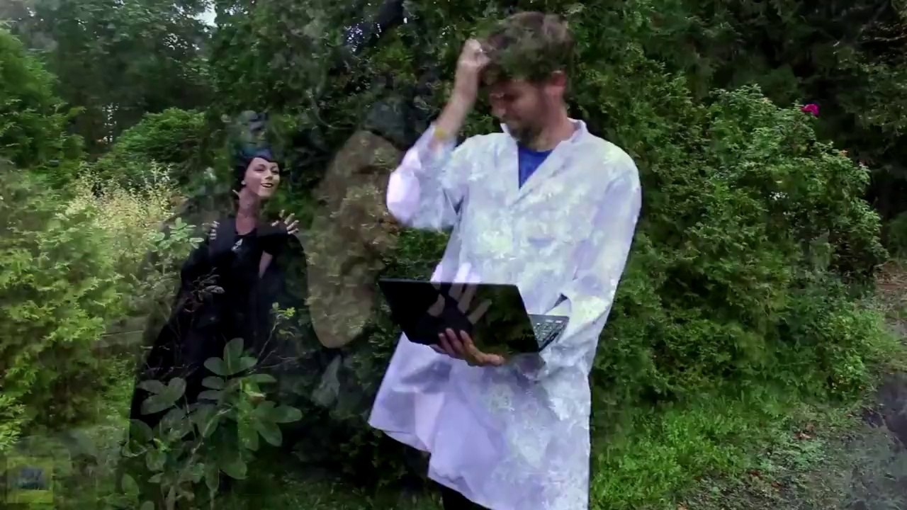 Who KISSED Spiderman! w_ Frozen Elsa Maleficent Princess Anna Pink Spidergirl Superheroes IRL  -)-fKYOBYsf