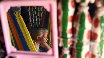 Una casa construida con botellas plásticas encanta a El Salvador