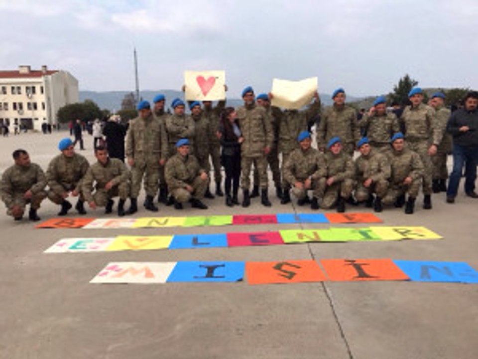 Komando Uzman Çavuş'tan Kız Arkadaşına Yürüyüş Kararlı Evlilik Teklifi