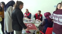 Öğrenciler, Bir Damla Kanla Oluşan Türk Bayrağı Portresini Rektör Akgül'e Hediye Etti