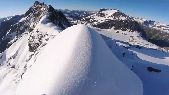 Suivez Kilian Jornet gravir les cols montagneux et escalader sur les arêtes : vertigineux
