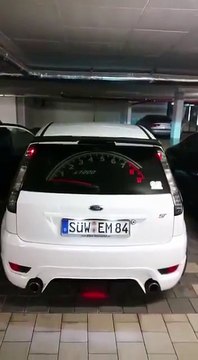 Il place un enorme compteur sur la vitre arrière de sa voiture