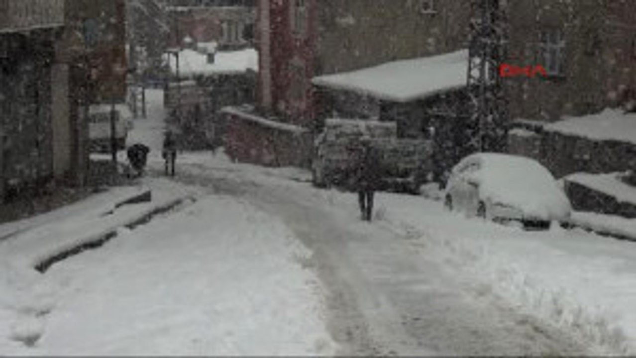 Hakkari'de Kar Yağışı Altında Çanakkale Şehitlerini Anma Töreni