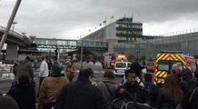 Paris'te Havaalanında Silah Sesleri! Askerin Silahını Almak İsteyen Kişi Öldürüldü