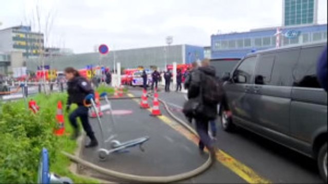 Paris'te Orly Havaalanı'nda Silah Sesleri