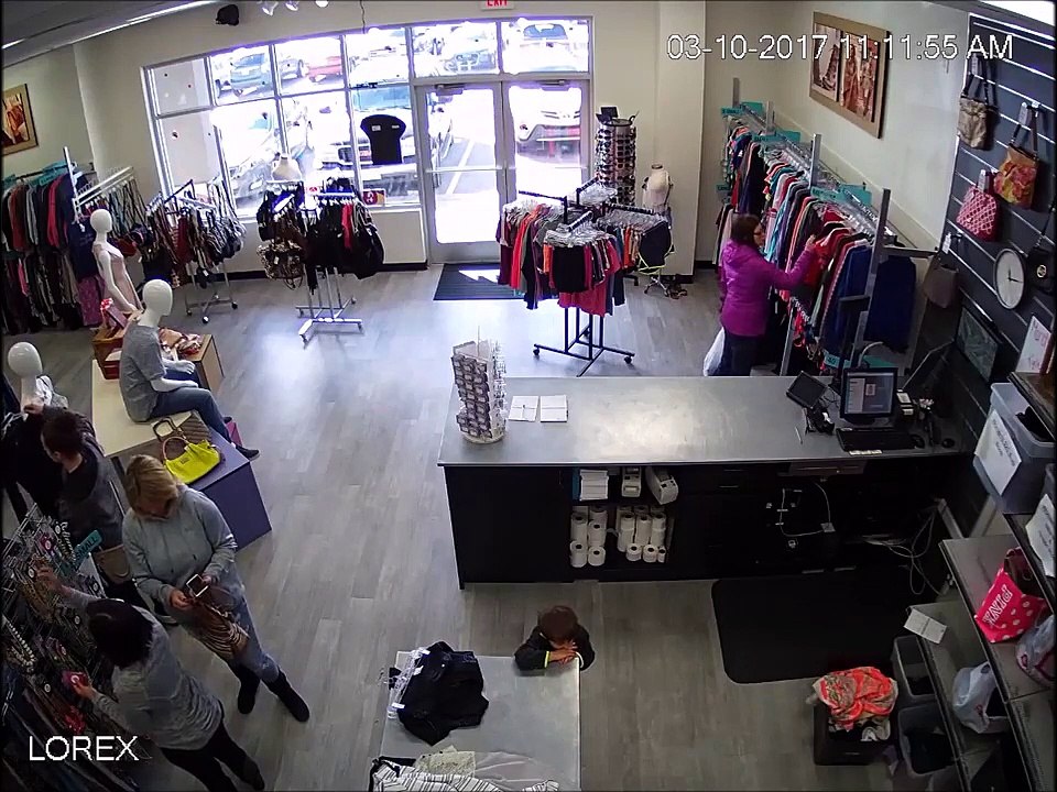 Une automobiliste fonce dans un magasin et percute deux femmes (États-Unis)