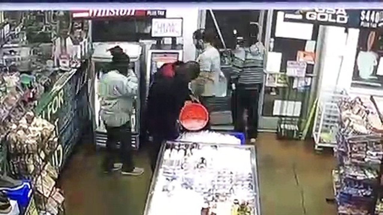 Une femme échappe à son kidnappeur en sautant du coffre de la voiture à une station service