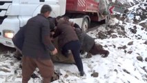 Düşen Kaya Parçaları Şemdinli-Yüksekova Yolunu Kapattı