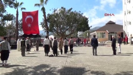 Kumluca Öğrenciler Çanakkale'yi Canlandırdı