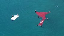 Çanakkale Şehitleri İçin Denizde Dev Türk Bayrağı Açtılar