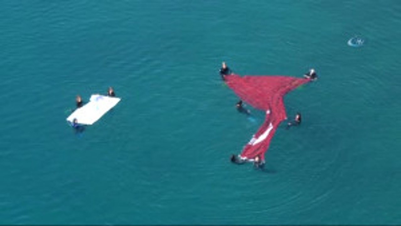 Çanakkale Şehitleri İçin Denizde Dev Türk Bayrağı Açtılar