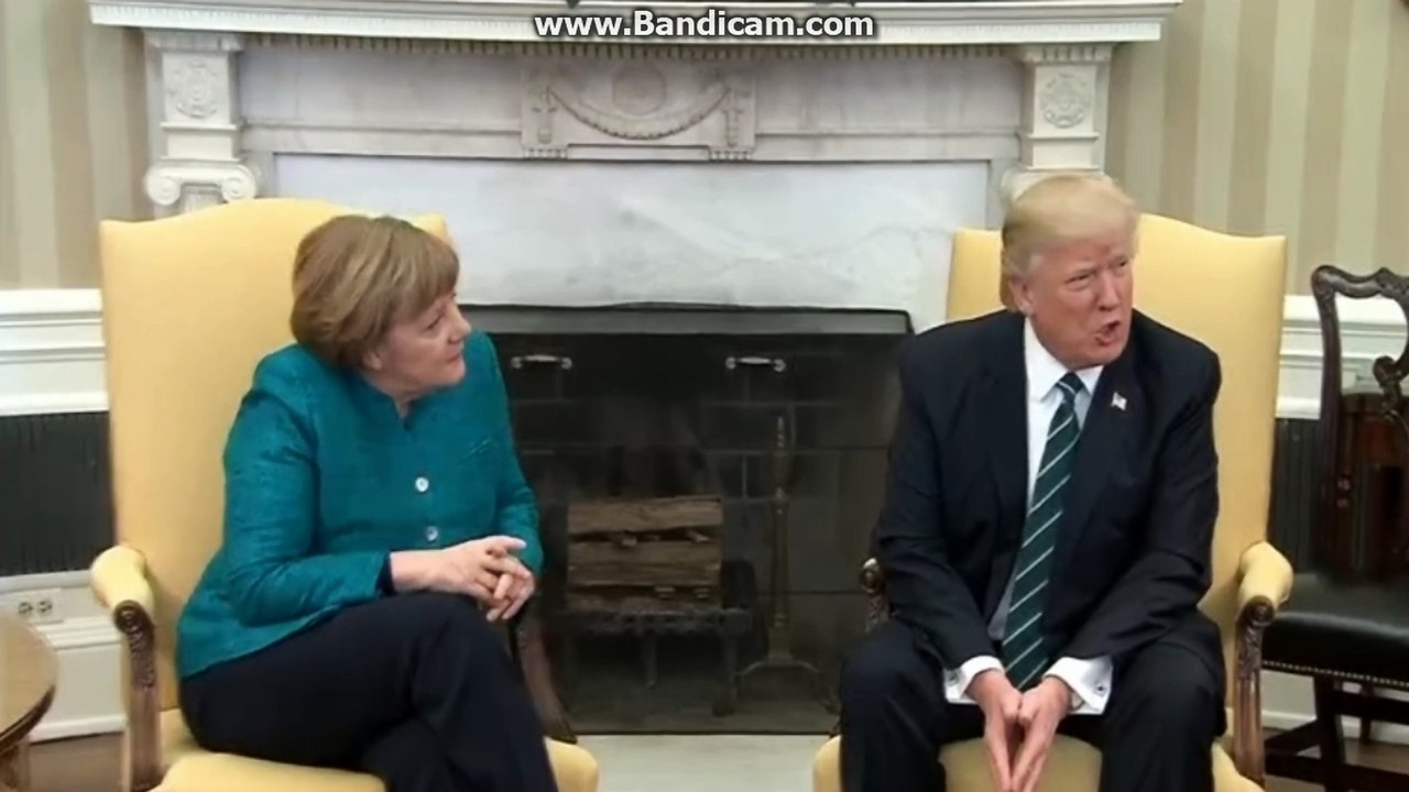 Donald TRUMP refuse de serrer la main a Angela MERKEL !