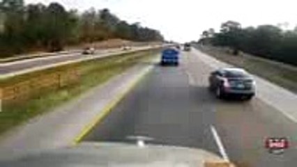 Un conducteur veut se rabattre au dernier moment mais la camion en a décidé autrement et c'est le drame !