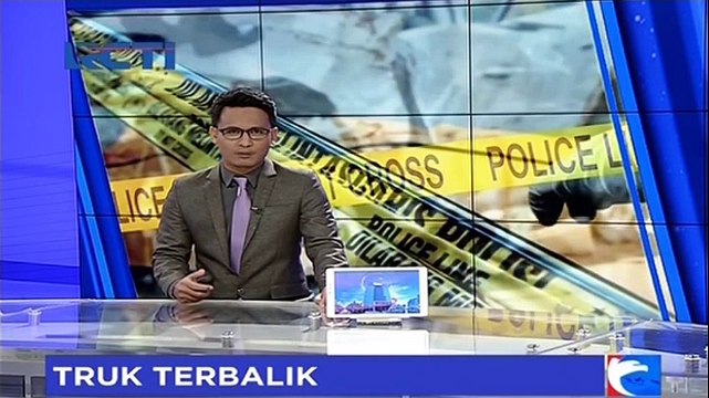 Truk Terjungkal Hingga Tabrak Pembatas Jalan dan Mobil