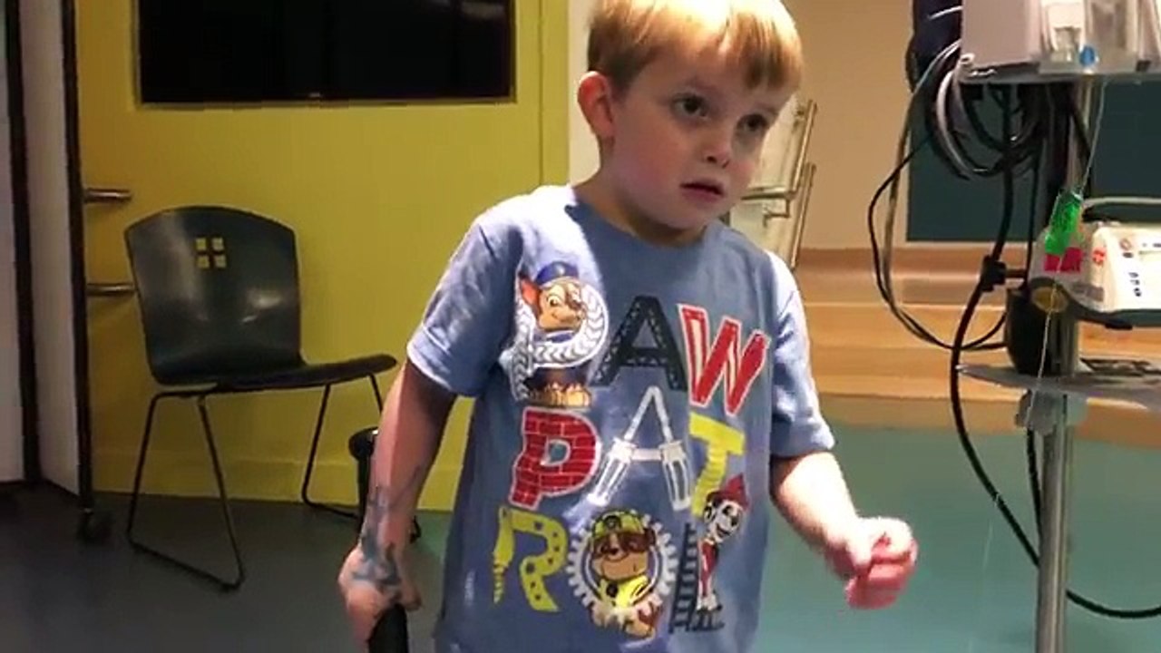 Ce petit garçon apprend qu’il va enfin recevoir un nouveau cœur. Sa réaction est bouleversante !