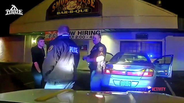 Il démontre au policier qu'il n'est pas ivre en jonglant