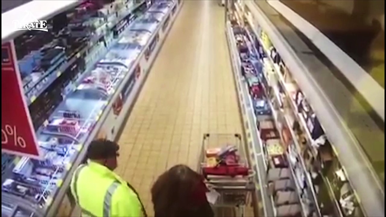 Il fait caca discrètement en faisant ses courses