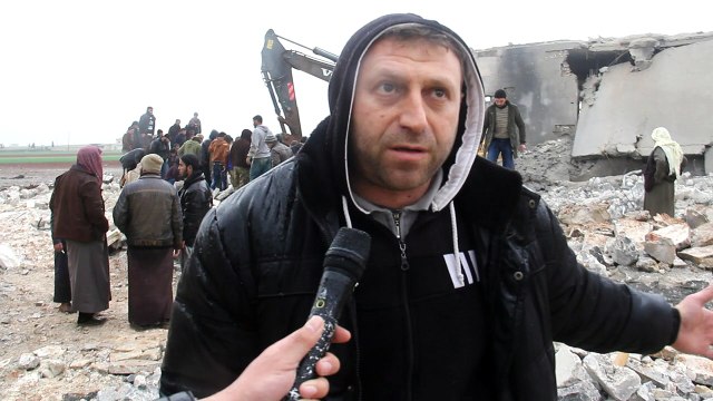 49 قتيلا ودمار هائل جراء القصف الجوي على مسجد في سوريا