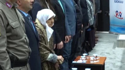 90 Yaşındaki Meryem Nine Sahneye Çıktı, Çanakkale Türküsünü Söyledi