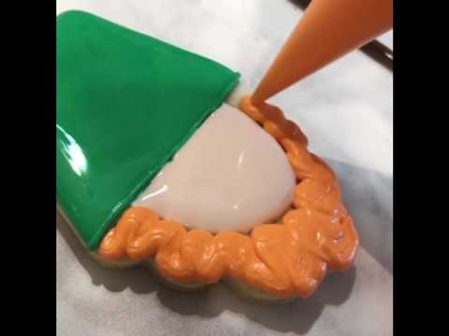 ⁣Woman Makes Awesome Leprechaun Sugar Cookie for St. Patrick's Day
