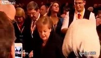 Angela Merkel ce prend une bouteille de bière sur la tête !