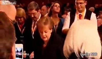 Angela Merkel ce prend une bouteille de bière sur la tête !