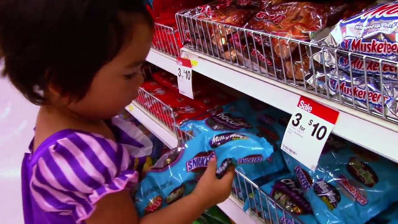 Frozen Elsa Gets RAINBOW LIPS! w/ Spiderman Rapunzel Ariel Joker Maleficent Poison Ivy Sup