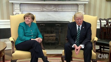 Trump refuse de serrer la main d'Angela Merkel