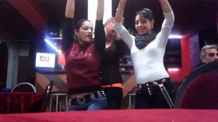 Üç Roman kız bir olunca mekan sallar