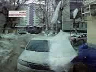 Un énorme bloc de glace tombe sur sa tète et sur sa voiture !