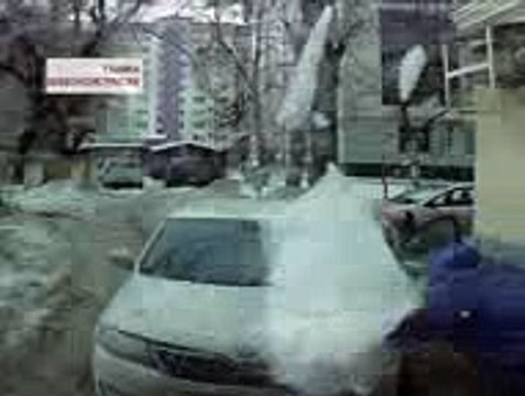 Un énorme bloc de glace tombe sur sa tète et sur sa voiture !