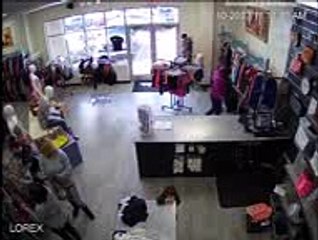 Un 4x4 fonce dans un magasin et frôle un enfant !