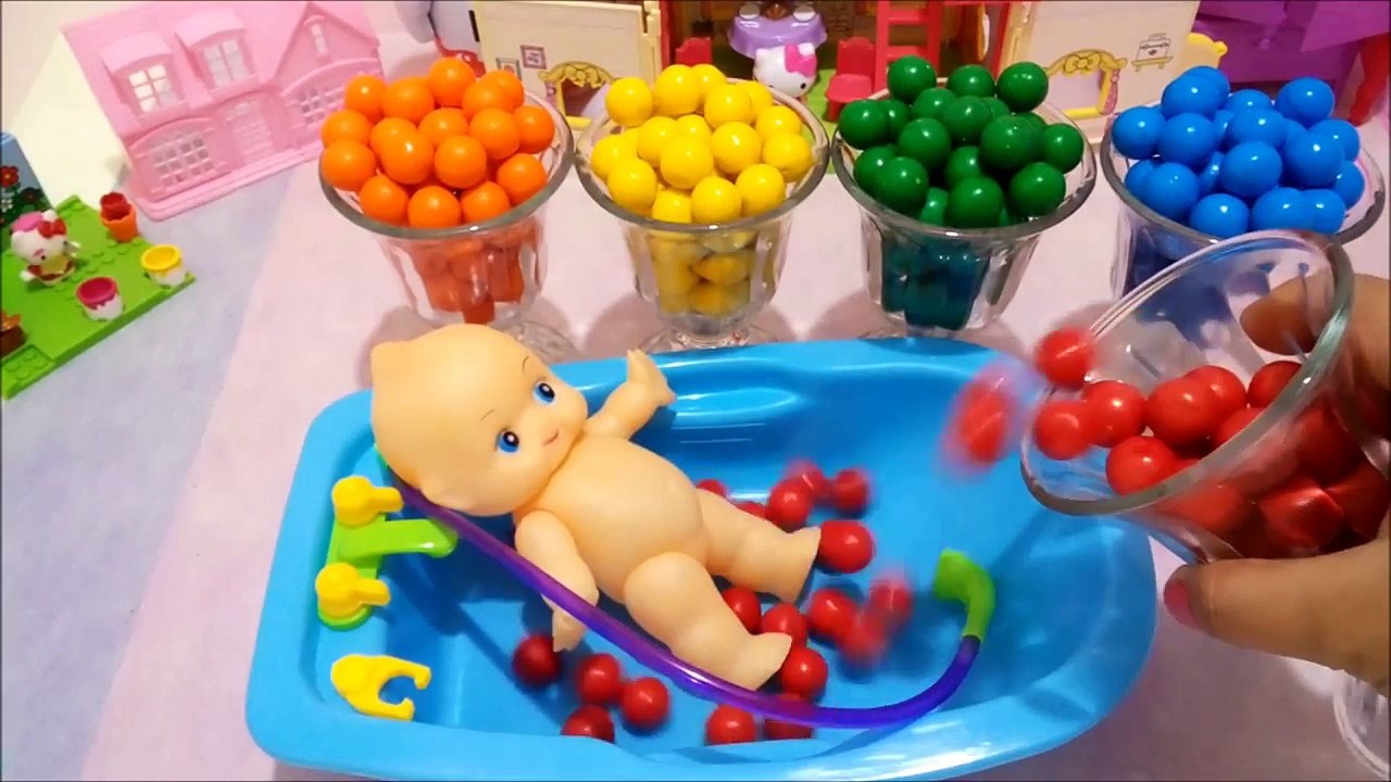 LEARN COLOURS Baby Doll Bath Time in Chocolate Marbles ♥ Toys World Video-MlUJw3N_GgM