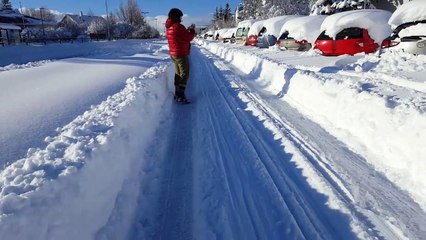 Des dizaines de voitures se retrouvent bloquées avec de la neige jusqu'au coffre.