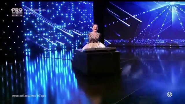 Люди, чего вам не хватает - Посмотрите на эту девушку !!!!!!!!!