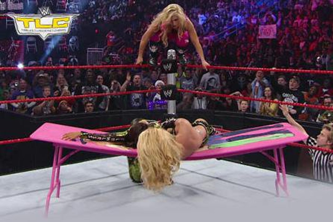 WWE TLC 2010: Natalya & Beth Phoenix vs. Lay-Cool "TABLES MATCH"