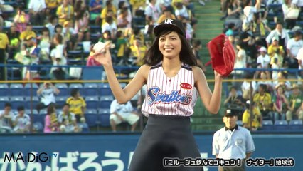川口春奈、ミニスカ＆ノースリーブ姿で始球式　ノーバン投球