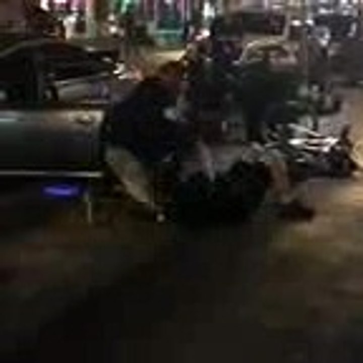 50 Cent se bat avec deux policiers dans la rue à la sortie d'une discothèque !