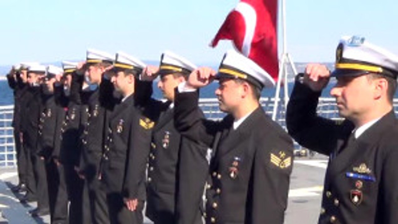 Deniz Kuvvetlerine Ait Gemiler Çanakkale Boğazında Resmi Geçit Töreni Yaptı