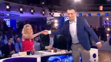 Clémentine Célarié refuse de serrer la main de Florian Philippot dans On n'est pas couché