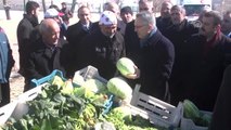 Maliye Bakanı Ağbal, Halk Pazarını Gezdi