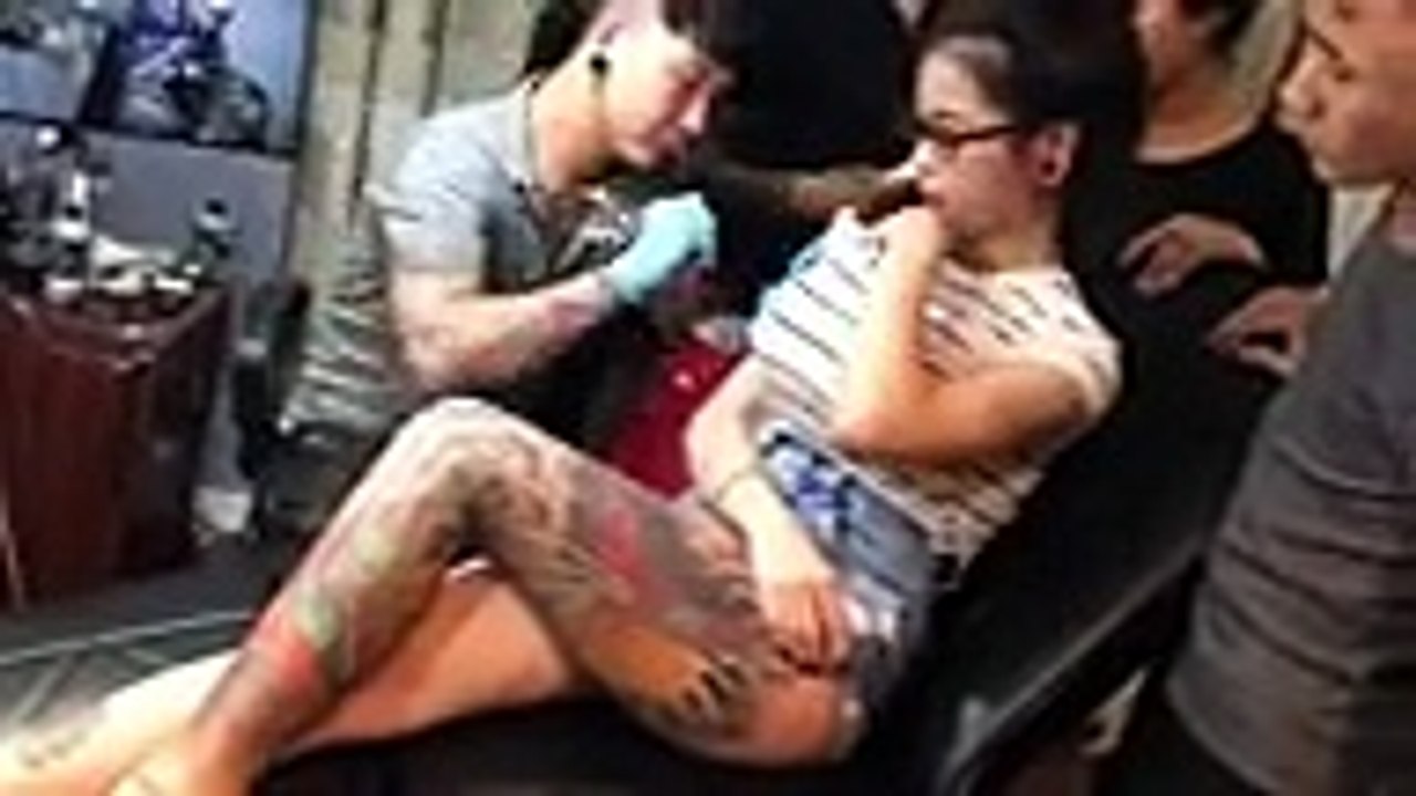 Quand ton faux sein explose en plein tatouage !